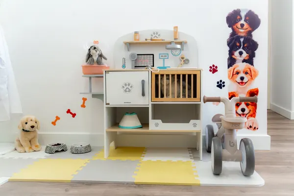Zona de brinquedos com peluches, garagem e tapete de actividades