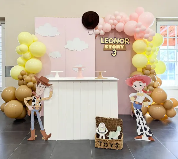 Cenário de decoração premium com balões e arranjos personalizados