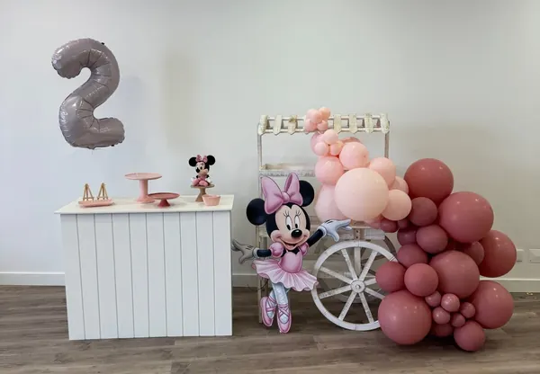 Mesa de aniversário decorada com loiças e balão